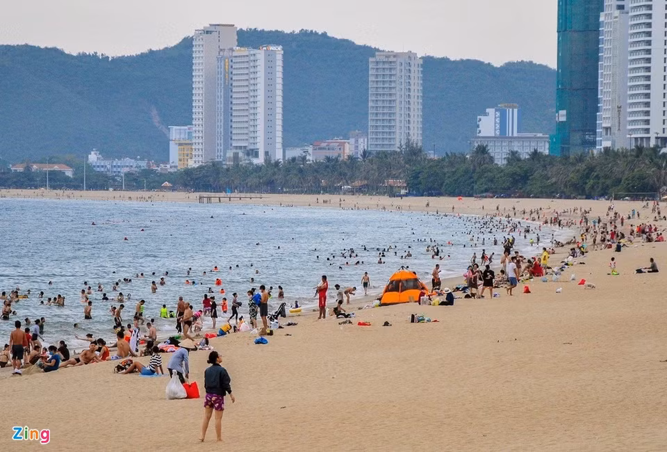 Nhưng theo ghi nhận của báo chí, sau lệnh đóng cửa các bãi gửi xe, người dân vẫn đổ về bãi biển tắm giải nhiệt.