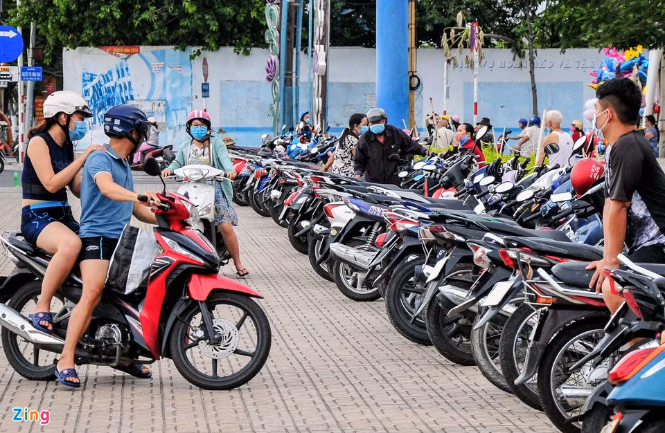 Khu vực quảng trường 2/4 (phường Lộc Thọ, TP Nha Trang) xe chật kín trên vỉa hè. Không ít người gặp khó khăn khi tìm được một vị trí để xe vào buổi chiều.