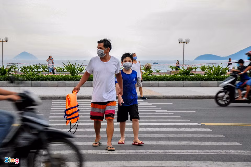 Ông Nguyễn Văn Minh, nhà ở xã Vĩnh Thái, TP Nha Trang, cho biết chấp nhận để xe lại trên vỉa hè. Ông cho biết vì thời tiết nắng nóng, tắm biển là cách để giải nhiệt vào mỗi buổi chiều. "Nhà tôi cách đây 6 km, đi tắm biển là thói quen thường ngày nên khó bỏ, dù chính quyền khuyến cáo không nên đến chỗ đông người", ông Minh nói.