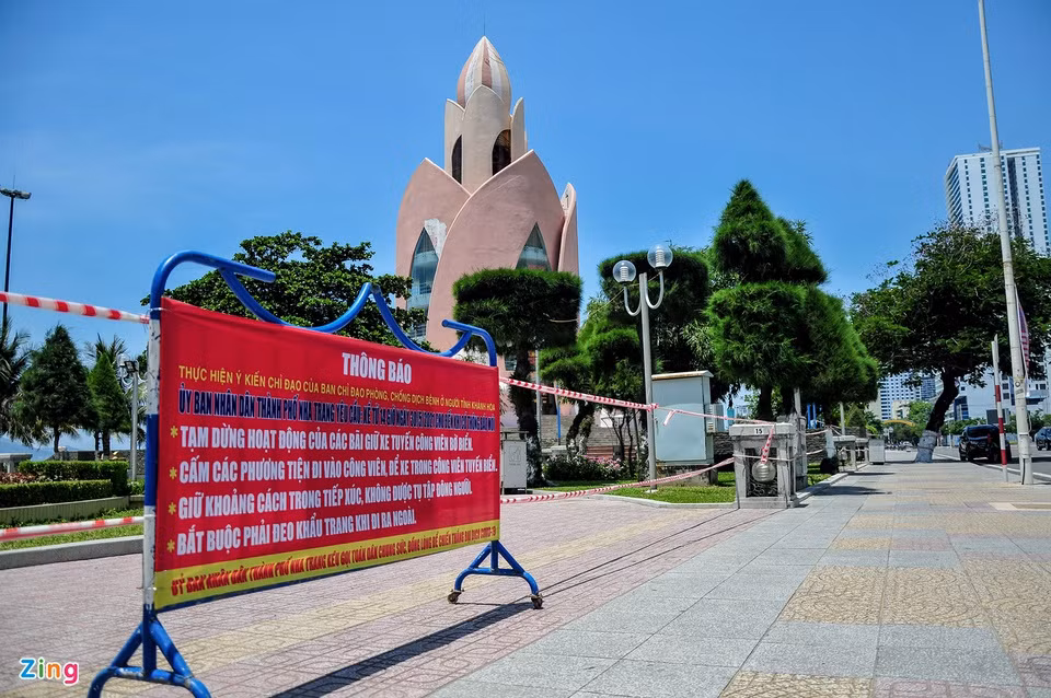 Dọc công viên bờ biển Trần Phú (dài khoảng 5 km), cơ quan chức năng giăng dây, đặt bảng thông báo đóng cửa các bãi gửi xe, khuyến cáo không tụ tập đông người để phòng, chống dịch COVID-19.