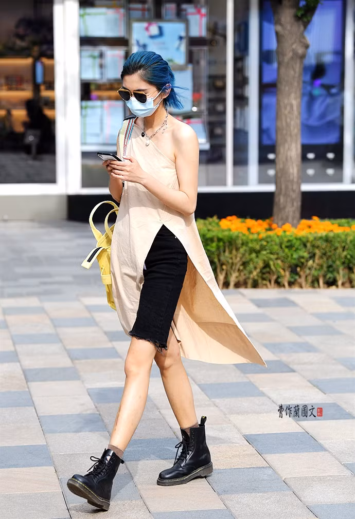 Trong mùa hè nóng nực, nhiệt độ tăng vọt, rất nhiều cô gái trẻ Trung Quốc lựa chọn trang phục mát mẻ, ngắn và hở khi dạo phố.