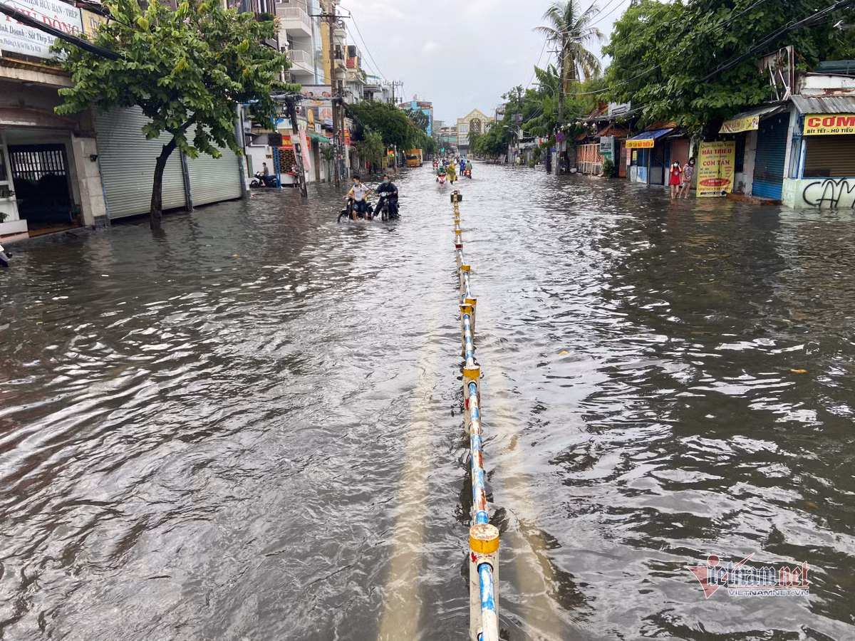 Tại quận Gò Vấp, đường Nguyễn Văn Khối (Cây Trâm cũ) cũng bị ngập nặng. Quận Gò Vấp đang thực hiện cách ly xã hội theo Chỉ thị 16 của Thủ tướng Chính phủ để phòng chống dịch Covid-19 nên người dân hạn chế ra đường. Người dân không đi lại nhiều trên đường ngập.