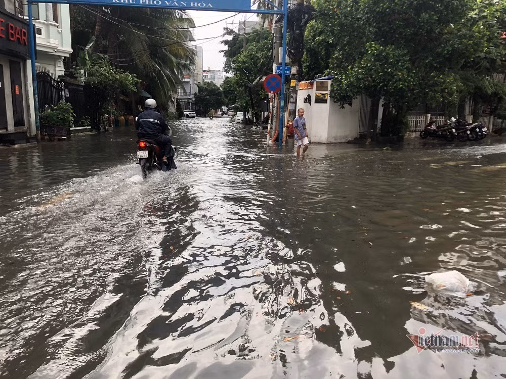 Sau khoảng 10 phút mưa lớn, một số tuyến đường cửa ngõ sân bay Tân Sơn Nhất như Trường Sơn, Sông Đà... bị ngập khiến nhiều phương tiện di chuyển rất vất vả.