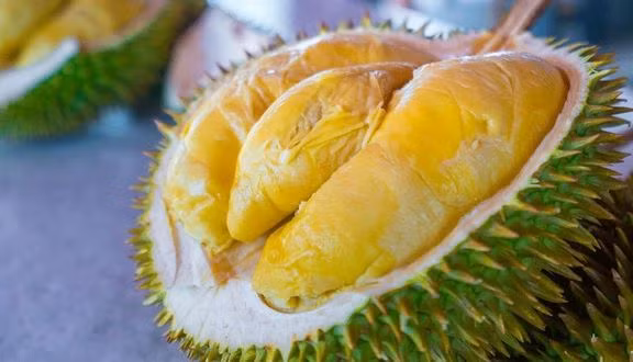 Ngoài ra, khi đi mua sầu riêng, chúng ta thường thấy một số quả đã được mở sẵn ra, bạn phải thận trọng, không nói đến thời gian bổ đã lâu, không dễ bảo quả còn có thể đã hư hỏng một số phần.