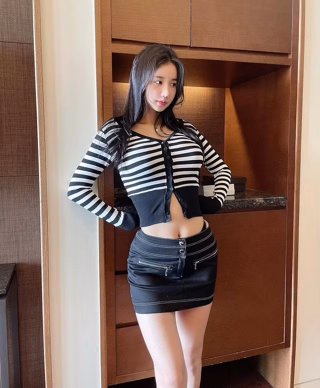 DJ MIU sở hữu gương mặt hao hao với nữ thần tượng Kpop Yoona. Cùng với thân hình đồng hồ cát đẹp chuẩn mực, nhiều người gọi cô nàng là "Yoona phiên bản hắc ám".