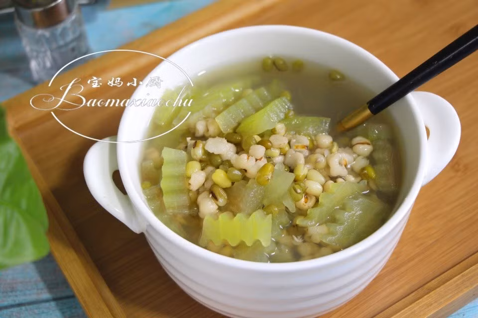 Trong bát canh này, vị ngọt của vỏ dưa hấu sẽ đem đến cảm giác mới lạ, vừa uống canh vừa nhai rất thích, hương thơm dịu và ngọt bùi của hạt ý dĩ và đậu xanh cũng lưu luyến, giúp bạn thư thái hơn.