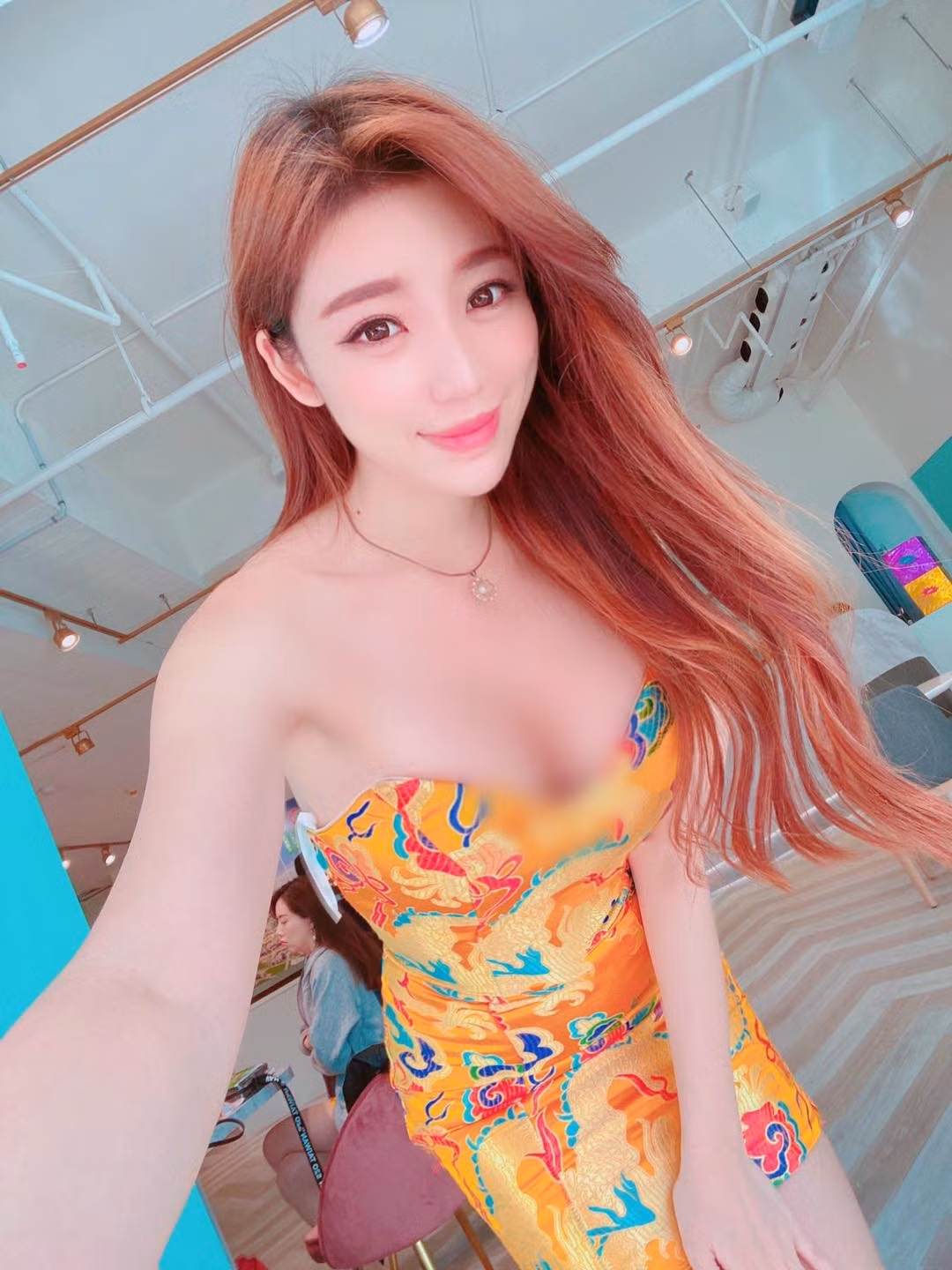 Năm trước, Tạ Lập Kỳ đã đến châu Âu để chụp ảnh, vẻ đẹp của Hy Lạp và Paris vẫn còn in sâu trong tâm trí cô, giờ dịch bệnh đang hoành hành, Tạ Lập Kỳ xúc động nói: "Tôi hy vọng mọi người đều bình an và khỏe mạnh. Dịch bệnh nhanh chóng đi qua".