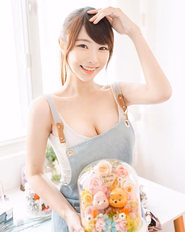 Tô Tiểu Tiểu, 24 tuổi, là một hot girl nổi tiếng người Hồng Kông. Sở hữu gương mặt ngọt ngào và vóc dáng chuẩn, Tiểu Tiểu được đông đảo cư dân mạng yêu thích.