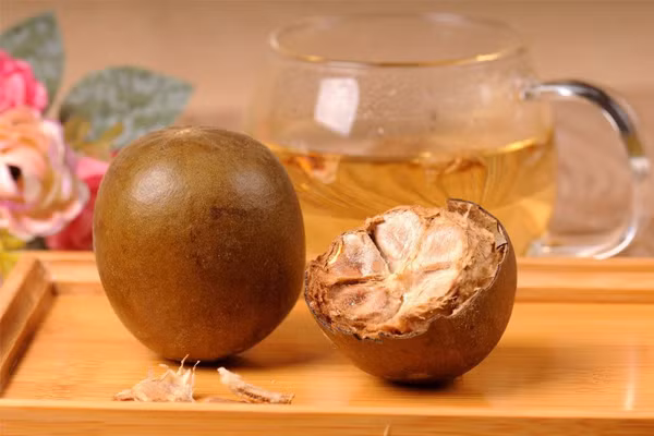 Đồng thời, nước ngâm từ quả la hán còn có thể giúp làm giảm những cơn đau họng, giảm đờm.