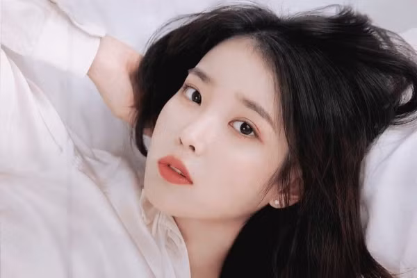 Da vào mùa hè thường bóng dầu hoặc nếu không thì rất khô do ngồi điều hòa nhiều, khiến người ta không biết phải làm sao, trang điểm lúc nào cũng khó chịu, IU cũng có bí quyết dưỡng da theo mùa.