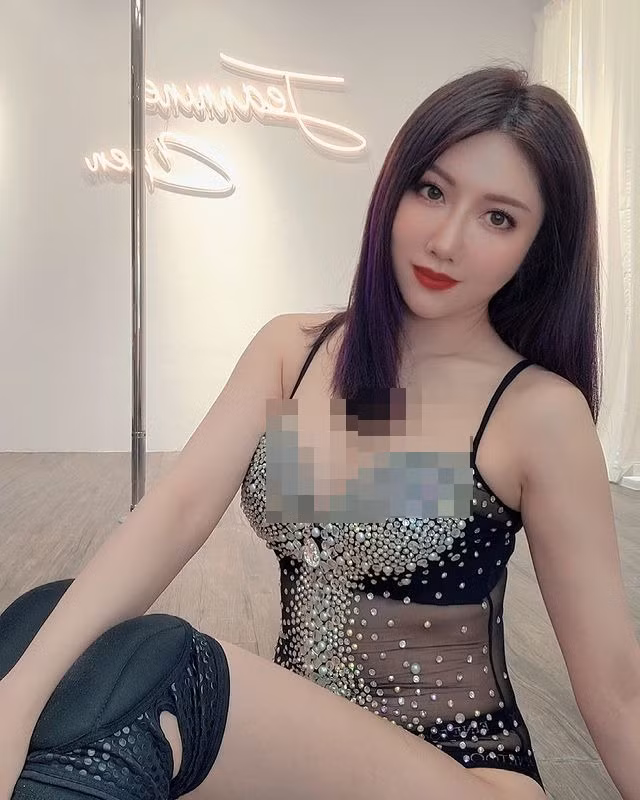 Nữ người mẫu cho biết, cô gắn bó với bộ môn múa cột từ rất lâu. Trong thời gian nghỉ dịch dài ngày, Jeannine Trân Lâm không quên tập luyện để củng cố kỹ năng và tăng cường độ dẻo dai của cơ thể.