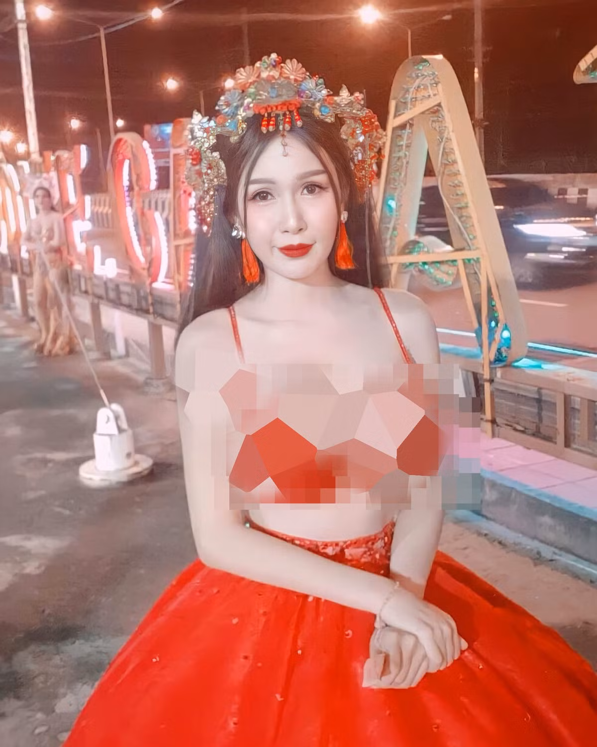 Trong những sự kiện quan trọng, hot girl người Thái Lan cũng không quên khoe triệt để dáng vóc của mình.