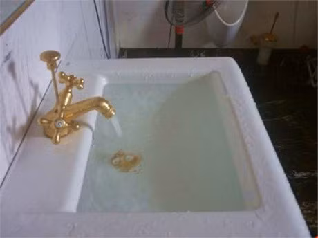  3. Thiết bị dát vàng trong nhà tắm của biệt thự đá Hồ Tây Hệ thống phòng tắm và nhà vệ sinh trong biệt thự đá Hồ Tây hoàn toàn tự động với trang trí tranh gốm, bao gồm hệ thống tắm ngồi, tắm đứng, hệ thống phòng xông hơi, nghe nhạc… Đặc biệt là các thiết bị trong nhà tắm như van khóa, vòi nước được làm rất công phu.
