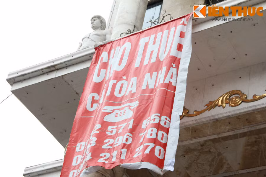 Tuy nhiên, thời gian gần đây, ngôi biệt thự đá 50 tỷ Hồ Tây “cửa đóng then cài” treo biển "chờ" người thuê.