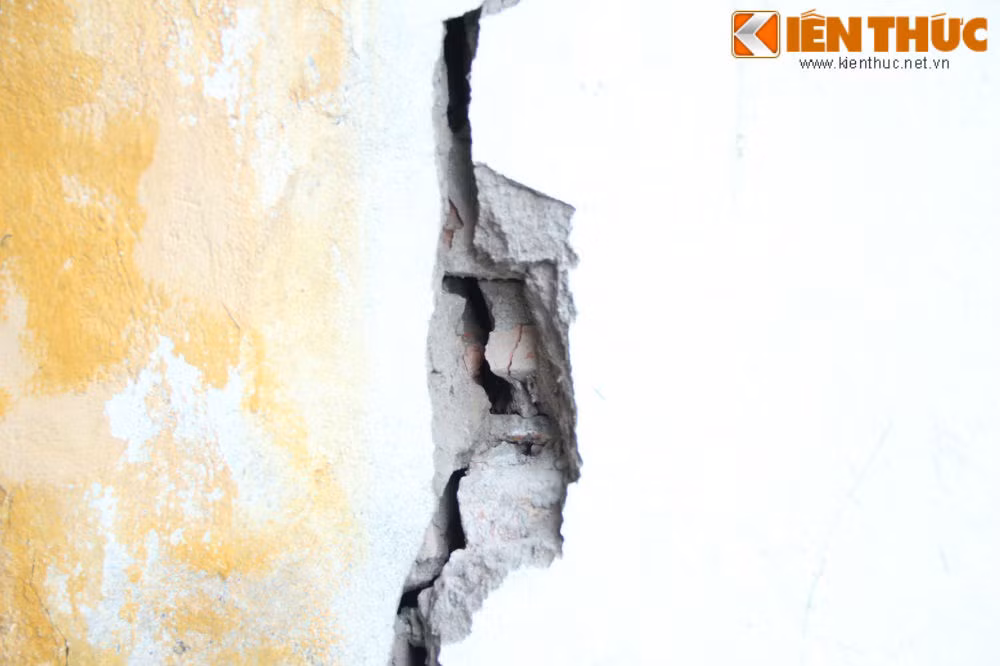 Các vết nứt lớn xuất hiện khắp nơi.