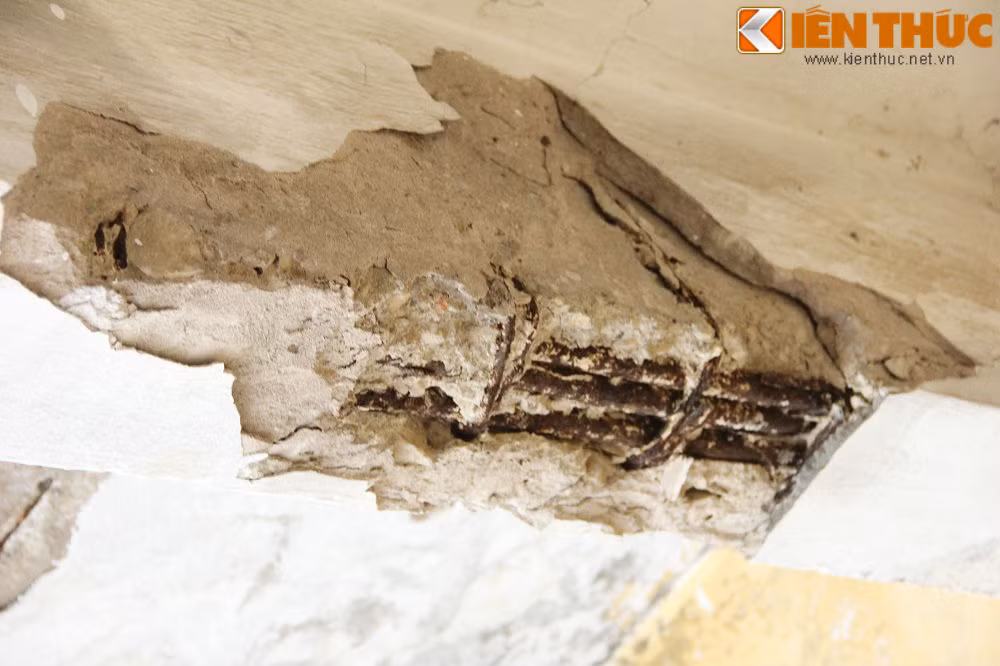 Nhiều vị trí là dầm của tòa nhà bị lở phần bê tông...