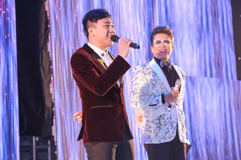 MC Thanh Bạch là người dẫn dắt chương trình. Trên sân khấu, ông xã của Hari Won nói lời chúc phúc đến chủ nhân tiệc cưới.