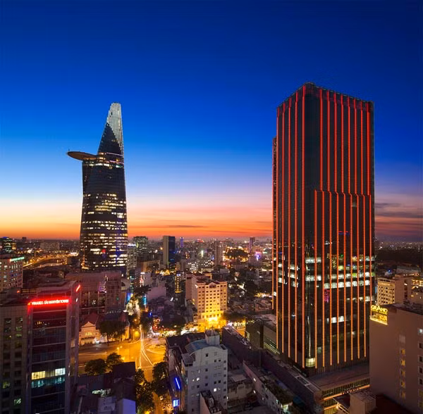  9. Saigon Times Square Saigon Times Square là tổ hợp bao gồm các quán bar, nhà hàng, văn phòng, nhà ở và khách sạn 5 sao gồm tòa tháp cao 39 tầng có khối bệ 6 tầng và 3 tầng hầm với tổng diện tích xây dựng khoảng 90.000 m2. Với chiều cao 163,5m Saigon Times Square được cho là tòa nhà cao thứ 9 Việt Nam. Ảnh: designs.vn.