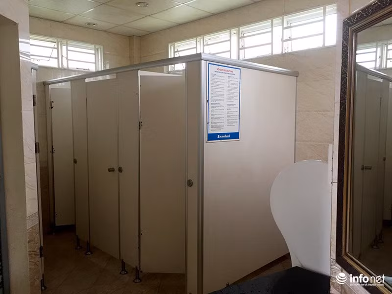 Vì được dọn dẹp hằng ngày nên khi đi vệ sinh ở đây mọi người không phải bịt mũi, nín thở vì mùi hôi.