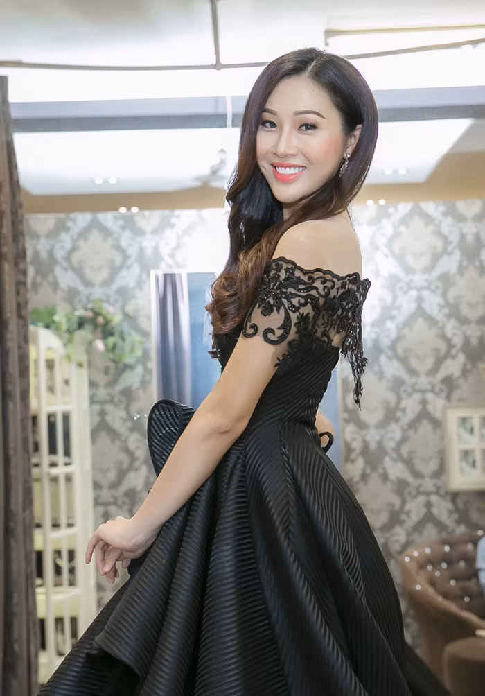 Cận cảnh chiếc váy dạ hội màu đen của Diệu Ngọc. Chi tiết pha ren mỏng ở phần vai giúp khoe được vẻ gợi cảm của cô.