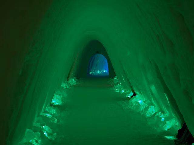 Nằm trong top 15 khách sạn băng tuyết đẹp nhất thế giới, khách sạn Snow Village, Kittila, Phần Lan màu xanh lá cây khá độc đáo và rất hút khách vào dịp mùa đông đến. Mặc dù nhiệt độ trong phòng ở -5 độ C nhưng du khách vẫn rất thoải mái với những túi ngủ lông cừu chất lượng cao cùng nhiều dịch vụ sang chảnh khác.