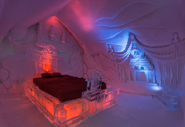 Khách sạn băng tuyết De Glace, thành phố Quebec, Canada nổi tiếng với lối kiến trúc đặc biệt. Những bức tường băng tuyết được điêu khắc theo phong cách hoàng gia. Đây cũng là địa điểm lý tưởng được nhiều cặp đôi lựa chọn làm nơi tổ chức tiệc cưới.