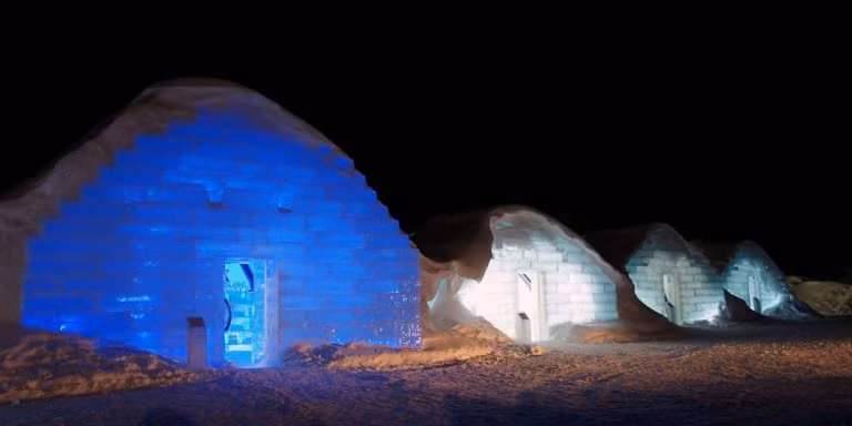 Ice Hills Hotel Royce được đánh giá là nơi thú vị nhất Nhật Bản vào mùa đông. Khách sạn được bao phủ bởi một lớp băng tuyết dày đặc. Tại đây, du khách có thể thưởng thức những cốc socola nóng hổi, ngọt ngào cùng nhiều dịch vụ giải trí độc lạ khác.