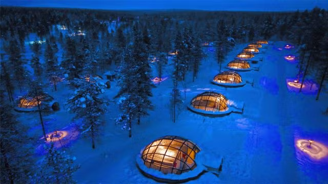 Khách sạn và làng băng đá Kakslauttanen, Saariselkä, Phần Lan: Đây là một khách sạn đặc biệt nằm trong công viên quốc gia Urho Kekkonen ở quê hương của ông già Noel, Lapland. Du khách cũng rất yêu thích câu cá trên băng hoặc trượt tuyết trong tiết trời mùa đông tại đây.