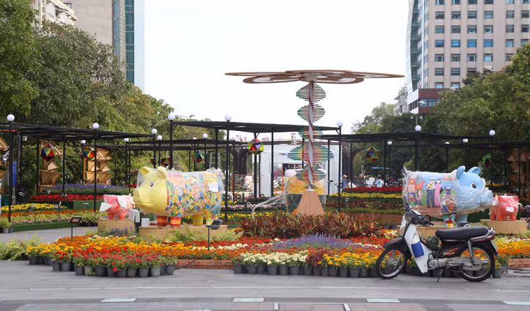 Linh vật năm Kỷ Hợi là những chú heo ngộ nghĩnh đầy sắc thái được tạo hình khắp nơi ở đường hoa Tết Kỷ Hợi 2019 trên phố Nguyễn Huệ.