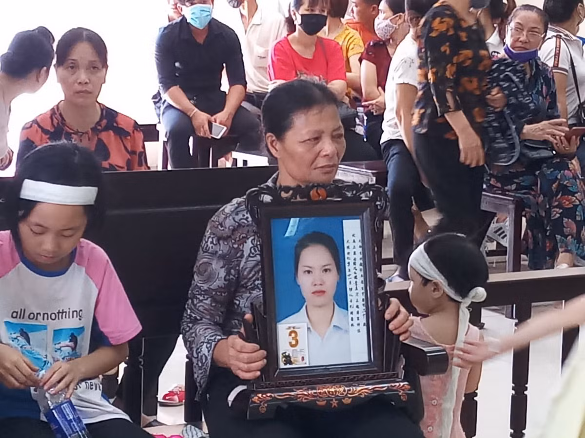 Đáng chú ý, thời điểm bắt đầu phiên xét xử, trong phần làm thủ tục, qua báo cáo từ thư ký phiên tòa, bị cáo Lại Thị Kiều Trang không có mặt tại toà. Ngoại trừ bị cáo Trang, đại diện bị hại và những người liên quan đều có mặt đầy đủ. Đáng chú ý là chị Đàm Thị Hải Y và chồng là Phạm Văn Q cũng có mặt từ rất sớm với vai trò là người có quyền lợi, nghĩa vụ liên quan.