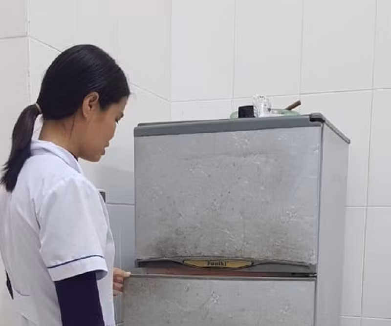 Sáng 31/12/2019, Cơ quan CSĐT Công an tỉnh Thái Bình đã khai quật và khám nghiệm tử thi nạn nhân để điều tra vụ việc. Kết quả khám nghiệm tử thi đã phát hiện chất độc xyanua trong phủ tạng nạn nhân N.T.H, nữ cán bộ điều dưỡng Bệnh viện Phổi tỉnh Thái Bình đột tử tại bệnh viện. Ngày 3/1, Cơ quan CSĐT Công an tỉnh Thái Bình ra Quyết định khởi tố bị can, bắt tạm giam đối với Lại Thị Kiều Trang để điều tra hành vi có dấu hiệu phạm tội “Giết người” được quy định tại Điều 123 Bộ luật hình sự.