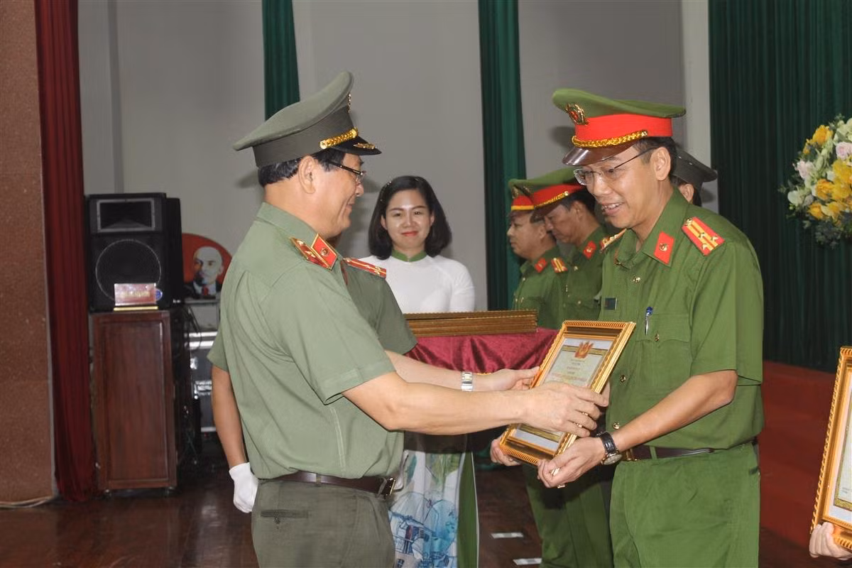 Ông Nguyễn Hữu Cầu được bổ nhiệm giữ chức vụ Giám đốc Công an tỉnh Nghệ An từ năm 2015 và được Chủ tịch nước Nguyễn Phú Trọng quyết định thăng cấp hàm từ đại tá lên thiếu tướng từ tháng 7/2019.