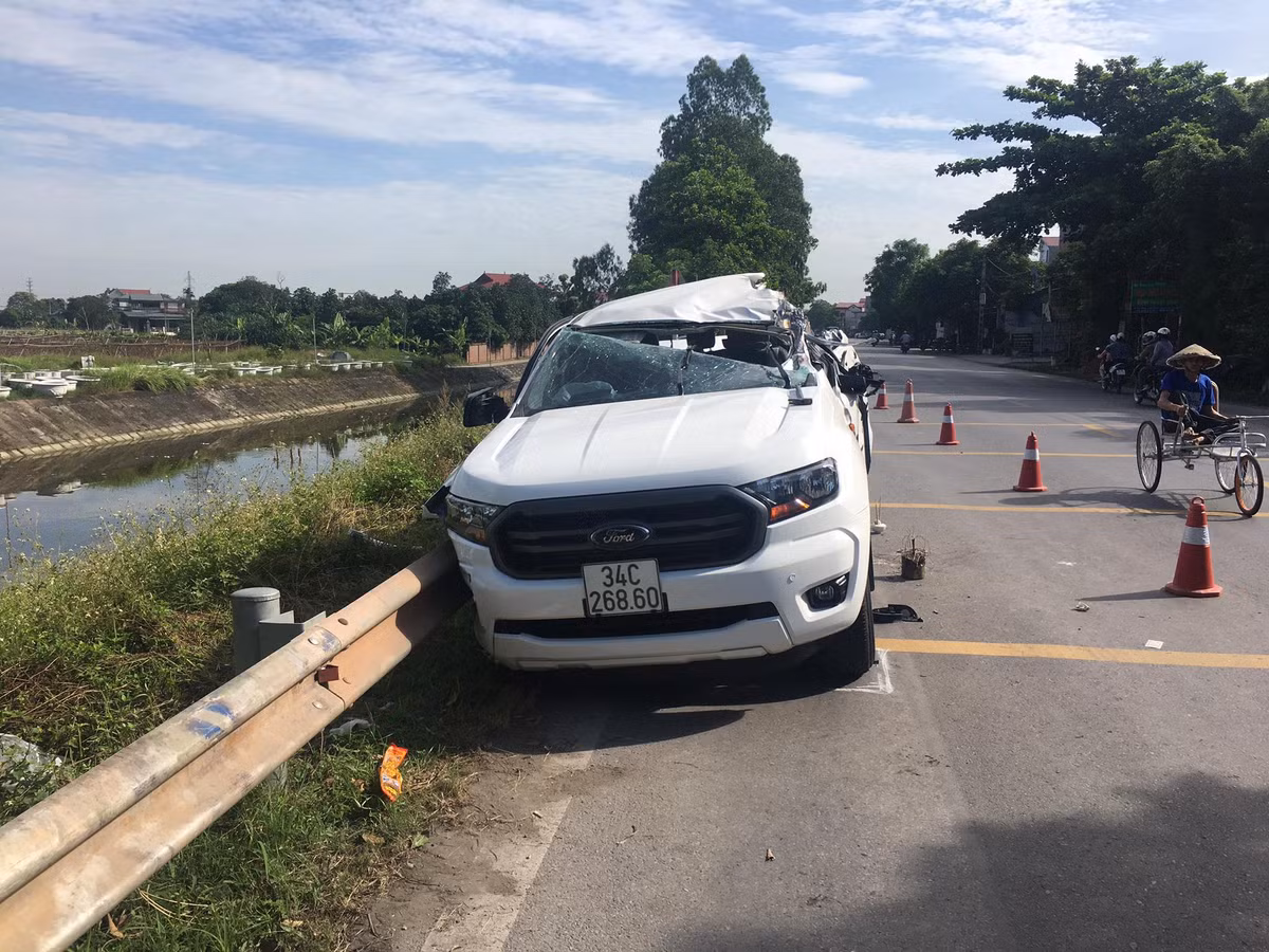 4 nguoi thuong vong khi xe ban tai va cham voi xe tai cho hang-Hinh-2