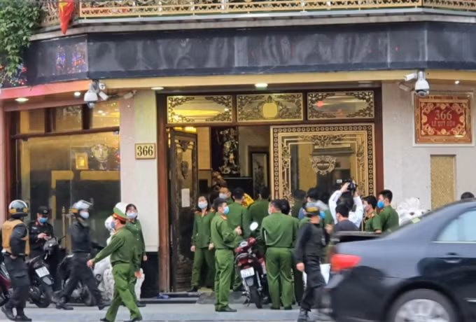 Theo cơ quan công an, Nguyễn Thị Dương đã cùng một số người nhốt phụ xe của 1 công ty vận tải rồi đánh đập khiến phụ xe bị vỡ xương hàm, dập mũi. Được biết vụ việc xuất phát từ việc Dương gửi hàng hóa từ Thái Bình đi Hà Nội. Quá trình giao hàng không được thuận lợi. Chiều 30/3/2020 phụ xe đến gặp vợ chồng Dương nói chuyện thì bị đánh. Người bị đánh đã gửi đơn kêu cứu lên cơ quan công an. 