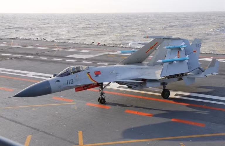 "Ngành công nghiệp hàng không Trung Quốc có thể sao chép nguyên mẫu T-10K-3 và những chiếc Su-27 trong biên chế, nhưng họ sẽ gặp hàng loạt trở ngại vì không nắm được nguyên lý thiết kế và sản xuất của dòng tiêm kích này. Khoảng trống đó rõ ràng đã dẫn tới những vấn đề với dòng J-15 và khiến nó trở thành nỗi thất vọng lớn với Bắc Kinh", chuyên gia quân sự Dave Majumdar đánh giá.