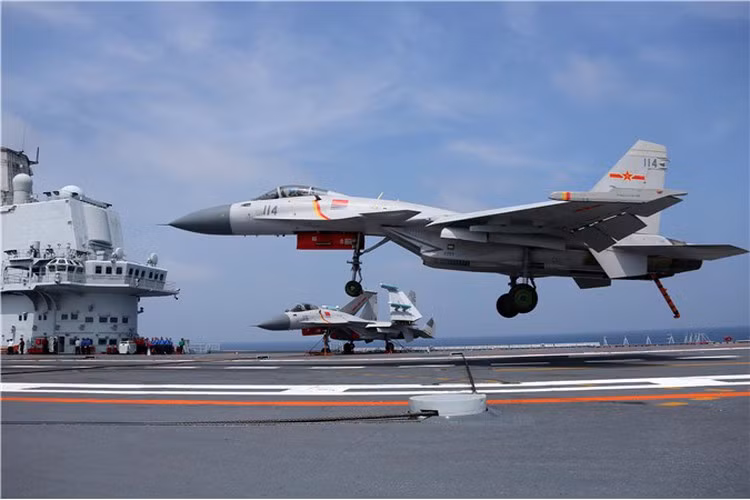 Điều này khiến truyền thông Trung Quốc nhiều lần chê bai tính năng của J-15, cho rằng nó không thể rời quá xa tàu sân bay Liêu Ninh nếu mang đủ cơ số vũ khí chiến đấu.