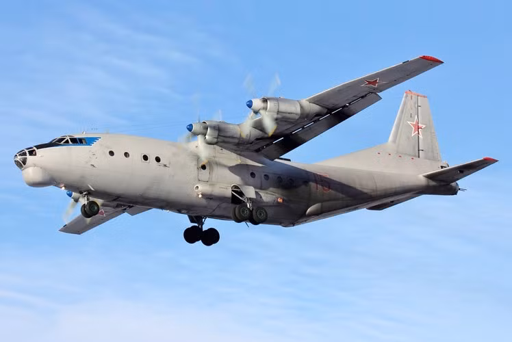 Thông số kỹ thuật cơ bản của An-12: Phi hành đoàn 5 người (2 phi công, thợ máy, sĩ quan dẫn đường và sĩ quan vô tuyến); chiều dài 33,1 m; sải cánh 38,0 m; chiều cao 10,53 m; trọng lượng rỗng 28.000 kg, trọng lượng cất cánh tối đa 61.000 kg.