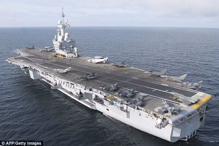 Charles de Gaulle (R91) là tàu sân bay hạt nhân duy nhất của Pháp, hạ thủy năm 1994 và chính thức bàn giao cho Hải quân Pháp năm 2000.