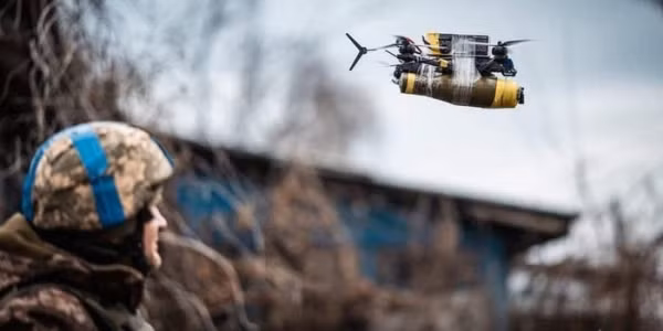 Rõ ràng, số lượng máy bay không người lái rẻ tiền nhưng hiệu quả cao ở Ukraine là một vấn đề lớn đối với cả hai bên. Những máy bay không người lái này có thể tiêu diệt ngay cả những chiếc xe tăng hiện đại mạnh mẽ nhất, bao gồm Abrams của Mỹ, hay Challenger 2 của Anh.