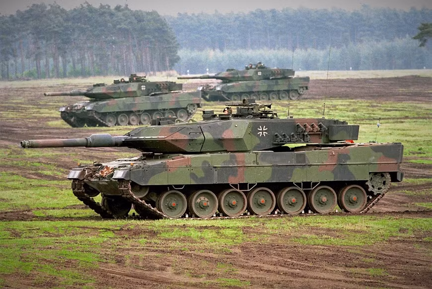 Nói cách khác, cuộc chiến ở Ukraine cho thấy cả Moscow và Kiev đang ở trong một “trò chơi mèo vờn chuột không ngừng”. Sự qua lại này có nghĩa là không bên nào sẵn sàng ngừng sử dụng xe tăng làm bộ phận chủ chốt trong lực lượng vũ trang của mình. Ukraine tiếp tục yêu cầu phương Tây cung cấp xe tăng cho mình.