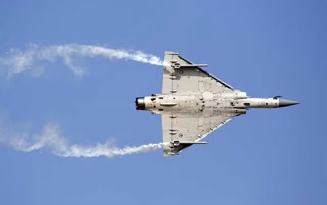 Mirage-2000 ngay từ khi ra mắt đã nổi bật với thiết kế khí động học tinh vi, sử dụng cánh tam giác kết hợp cánh tà toàn phần giúp tăng cường khả năng cơ động và tốc độ. Máy bay có thể đạt tốc độ tối đa gấp 2 lần tốc độ âm thanh, trần bay hơn 17km và tầm hoạt động khoảng 1.850km, có thể mở rộng với khả năng tiếp liệu trên không. 