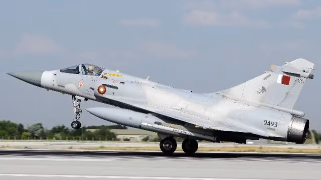 Mirage-2000 là máy bay chiến đấu đa nhiệm thuộc thế hệ thứ 4 do hãng chế tạo hàng không Dassault Aviation của Pháp phát triển vào cuối thập niên 1970. Dòng máy bay chiến đấu này nổi tiếng với thiết kế khí động học tiên tiến, hiệu suất bay ấn tượng và khả năng chiến đấu linh hoạt. Nó đã trở thành biểu tượng cho sức mạnh và sự đổi mới của ngành công nghiệp hàng không Pháp. 
