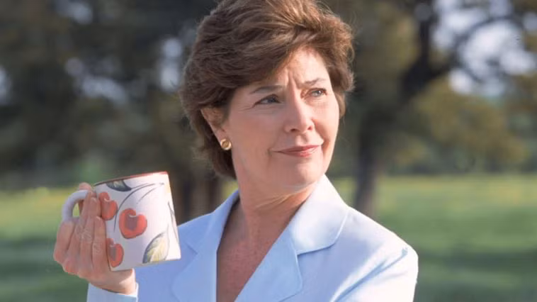 Laura Bush là một trong những Đệ nhất phu nhân nổi tiếng nhất nước Mỹ. Bà là vợ của George W.Bush, tổng thống thứ 43 của Mỹ.