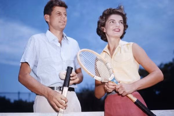 Jacqueline Kennedy là Đệ nhất phu nhân Mỹ trong khoảng thời gian 1961-1963. Bà là vợ của cựu Tổng thống John F.Kennedy. Nụ cười tươi và gương mặt xinh đẹp của bà Jacqueline luôn thu hút mọi ánh nhìn.