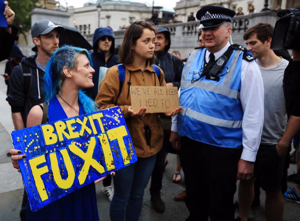 Theo kết quả cuối cùng của cuộc trưng cầu dân ý ở Anh về Brexit hôm 23/6, phe Brexit (Leave) đã giành chiến thắng khi dẫn trước 4 điểm phần trăm so với phe ủng hộ “ở lại” EU (Remain). Kết quả này khiến những người ủng hộ Remain thất vọng.
