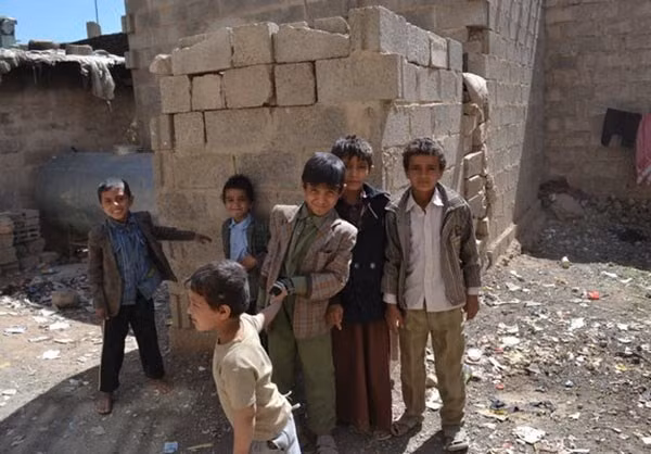 Nụ cười hồn nhiên của những bé trai Yemen.