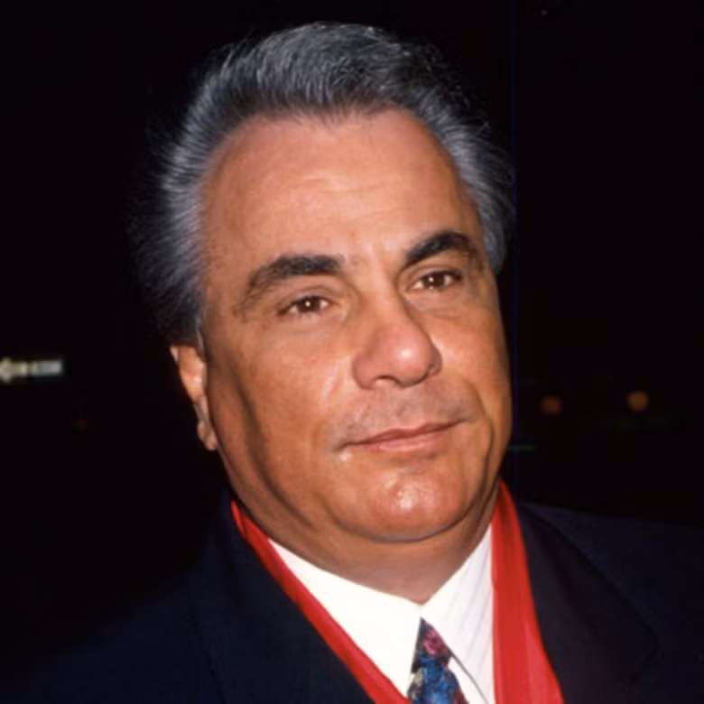 John Gotti là "ông trùm" của gia đình tội phạm Gambino ở thành phố New York. Năm 1992, Gotti bị kết án tù chung thân với tội danh giết người, âm mưu giết người, đòi tiền bảo kê, cờ bạc bất hợp pháp, tống tiền, trốn thuế, cho vay nặng lãi...