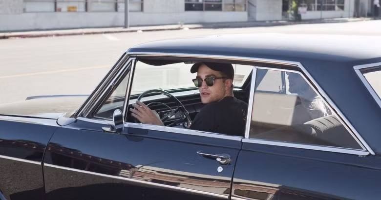 Hồi năm 2009, nam diễn viên Robert Pattinson đã bị một chiếc taxi đụng khi anh đang cố thoát khỏi sự đeo bám của người hâm mộ.