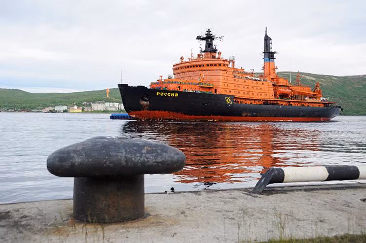 Tàu phá băng nguyên tử Rossiya của Nga trở về cảng Murmansk. Ảnh: SPUTNIK/ SERGEY ESHENKO.