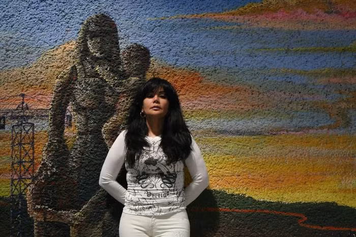 “Nữ hoàng Thái Bình Dương” Sandra Avila Beltran là một trong những kẻ buôn lậu ma túy đáng sợ nhất. Sandra từng là thủ lĩnh đế chế Sinaloa và người tình của kẻ buôn ma túy Colombia Juan Diego Espinos. Nữ tội phạm này được biết đến có một lối sống xa hoa, ngay cả khi ở trong tù sau khi cô ta bị bắt giữ. Ảnh: Proceso.com.